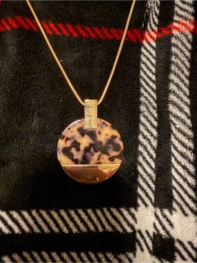 Tortoiseshell Round Pendant Necklace with Gold Accent